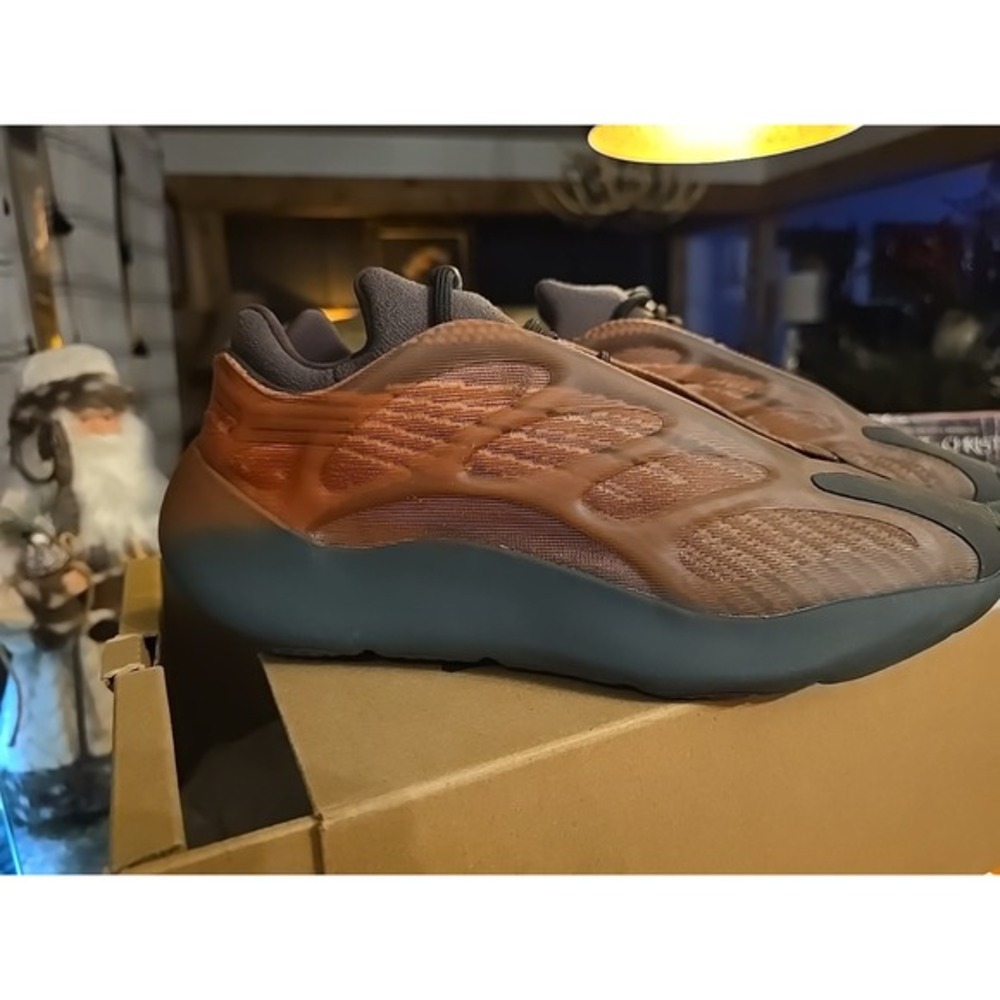 Adidas Yeezy 700 V3‎ Copper Fade 9.5m New In Box